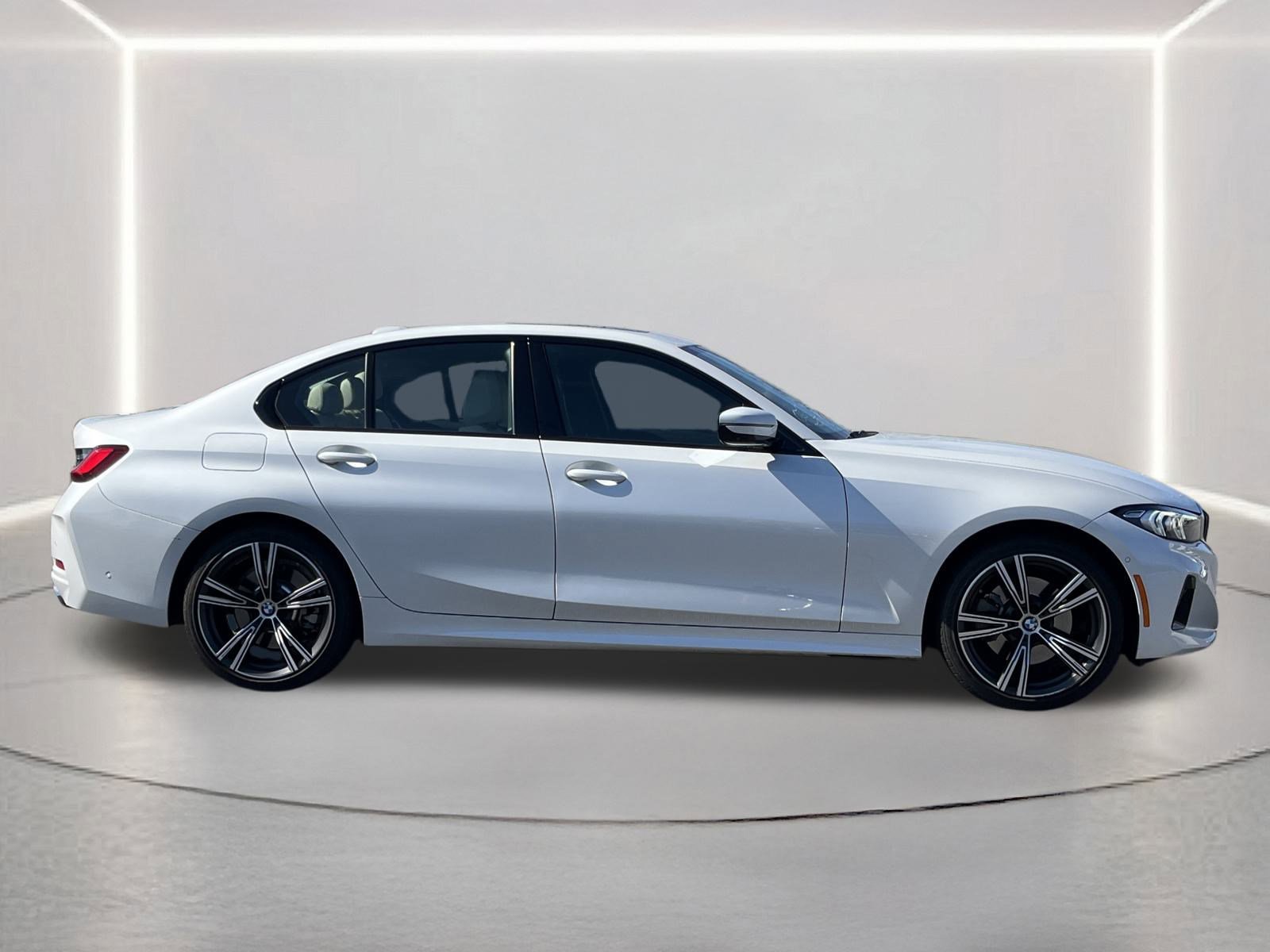 Used 2023 BMW 330i Sedan w/ Premium Package image 29