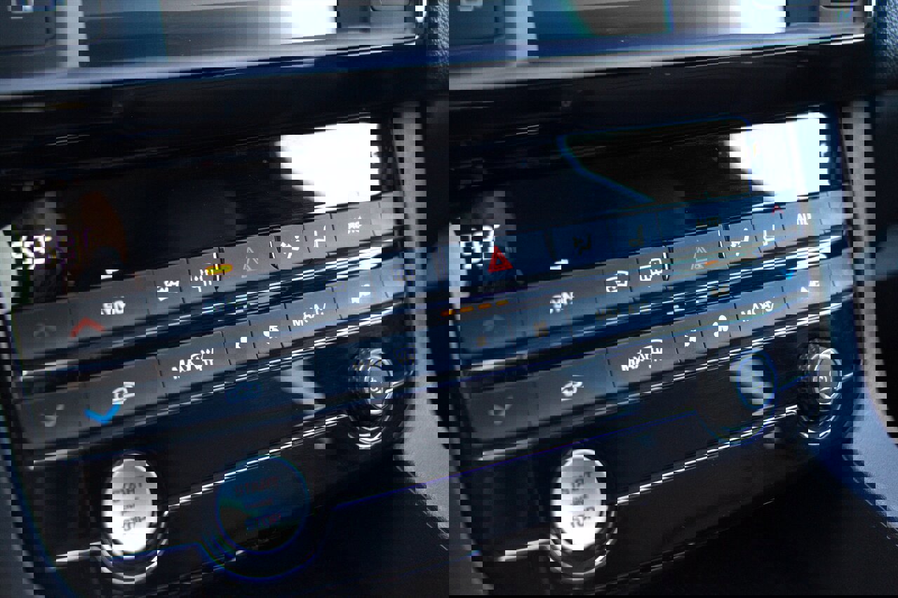 Used 2018 Jaguar F-PACE Premium image 27