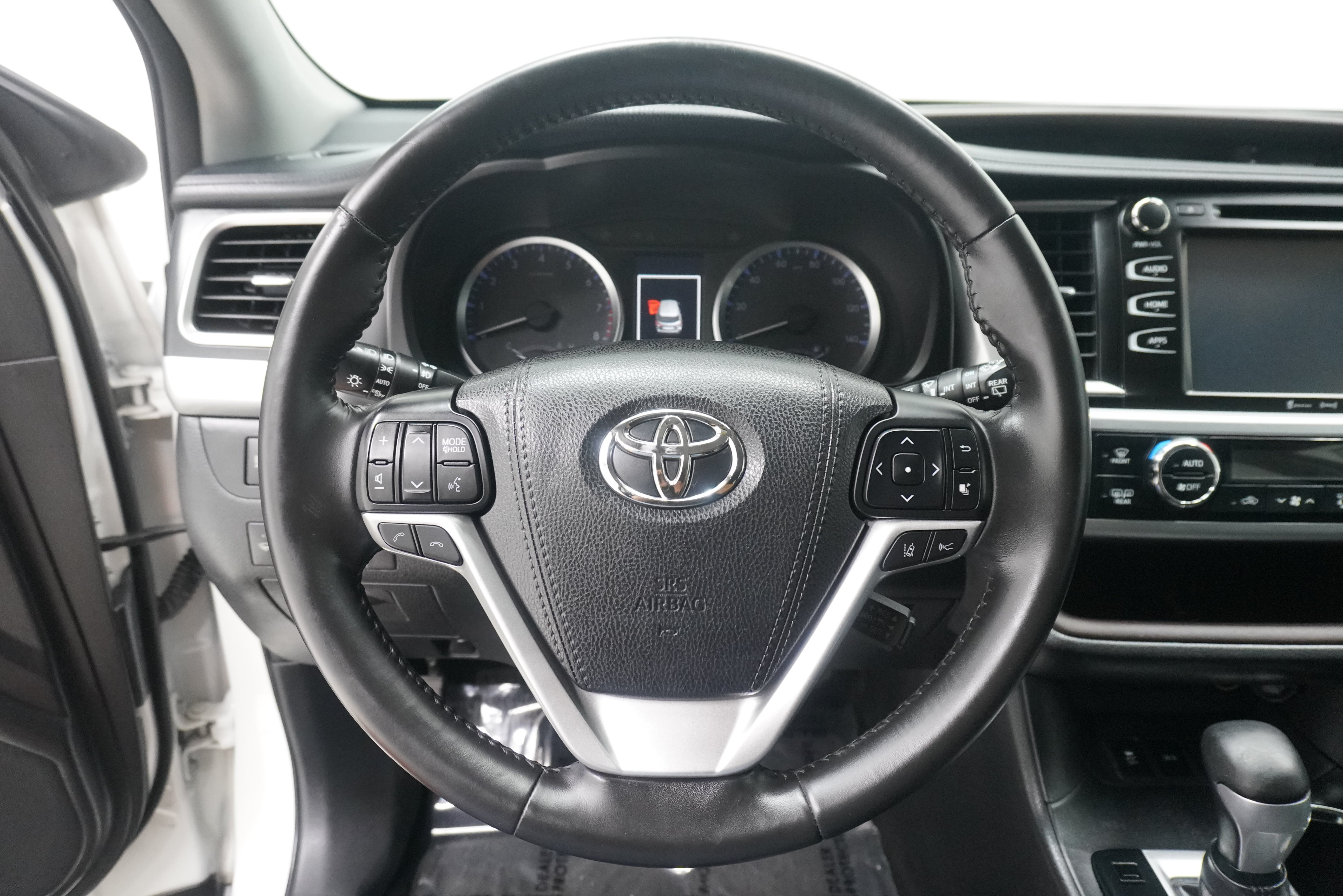 Used 2018 Toyota Highlander Plus FWD image 18