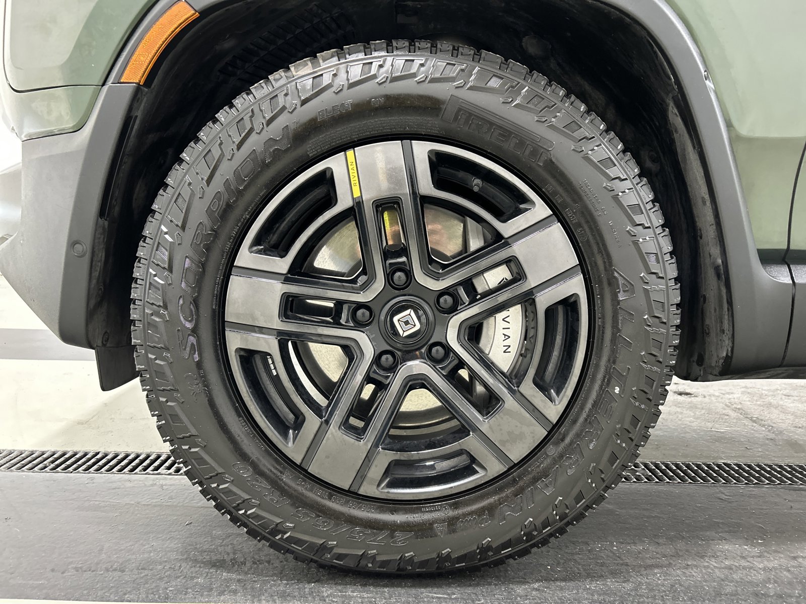 Used 2024 Rivian R1S Adventure AWD/4WD image 9