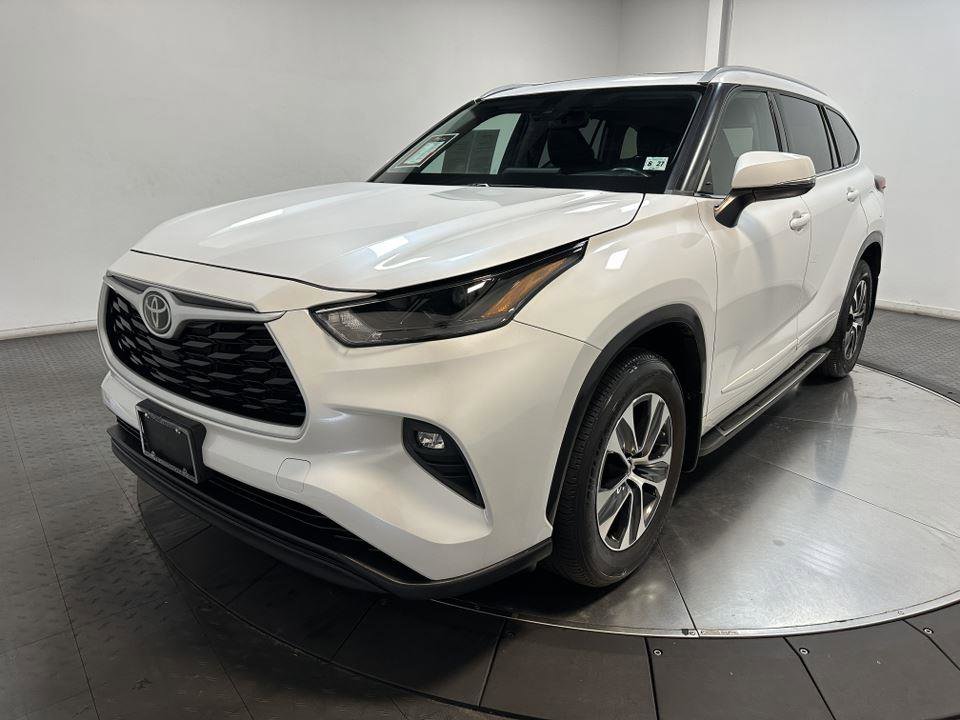 Certified 2022 Toyota Highlander XLE image 6