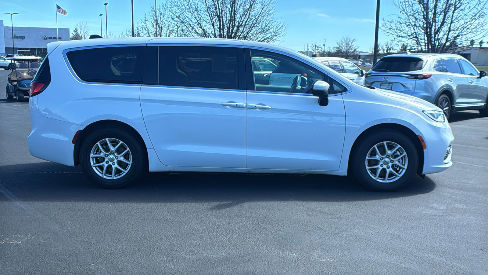 Used 2023 Chrysler Pacifica Touring-L image 2