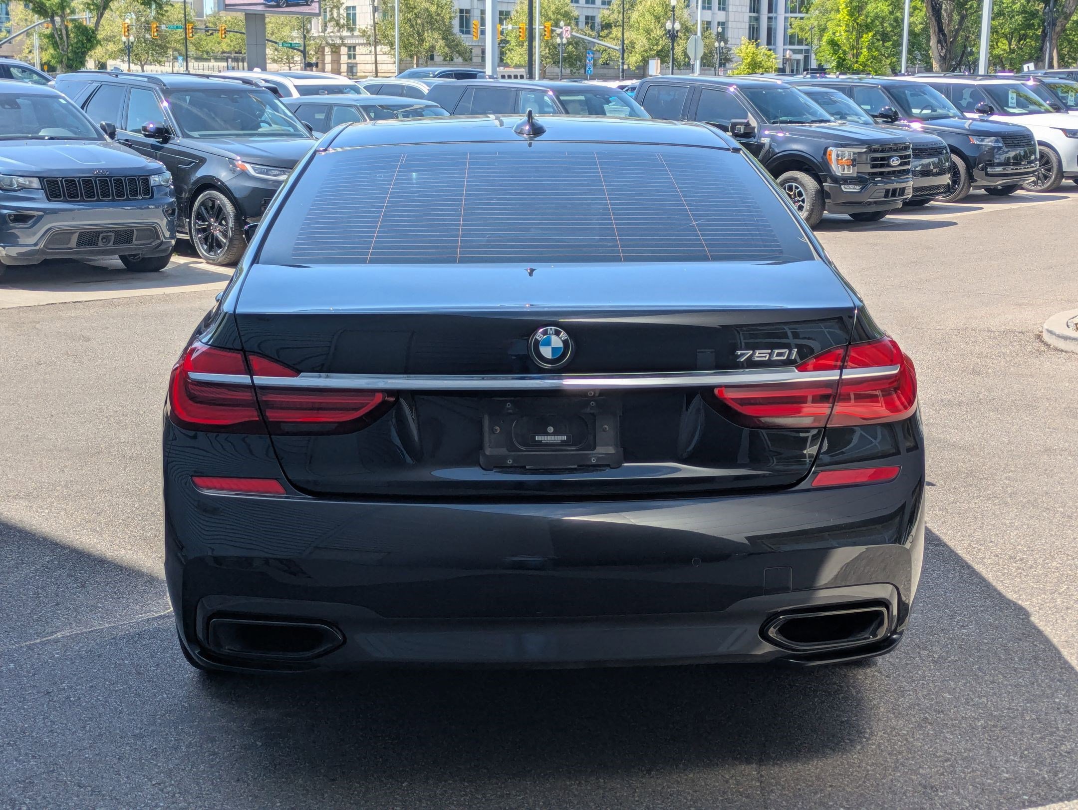 Used 2019 BMW 750i w/ M Sport Package RWD image 4