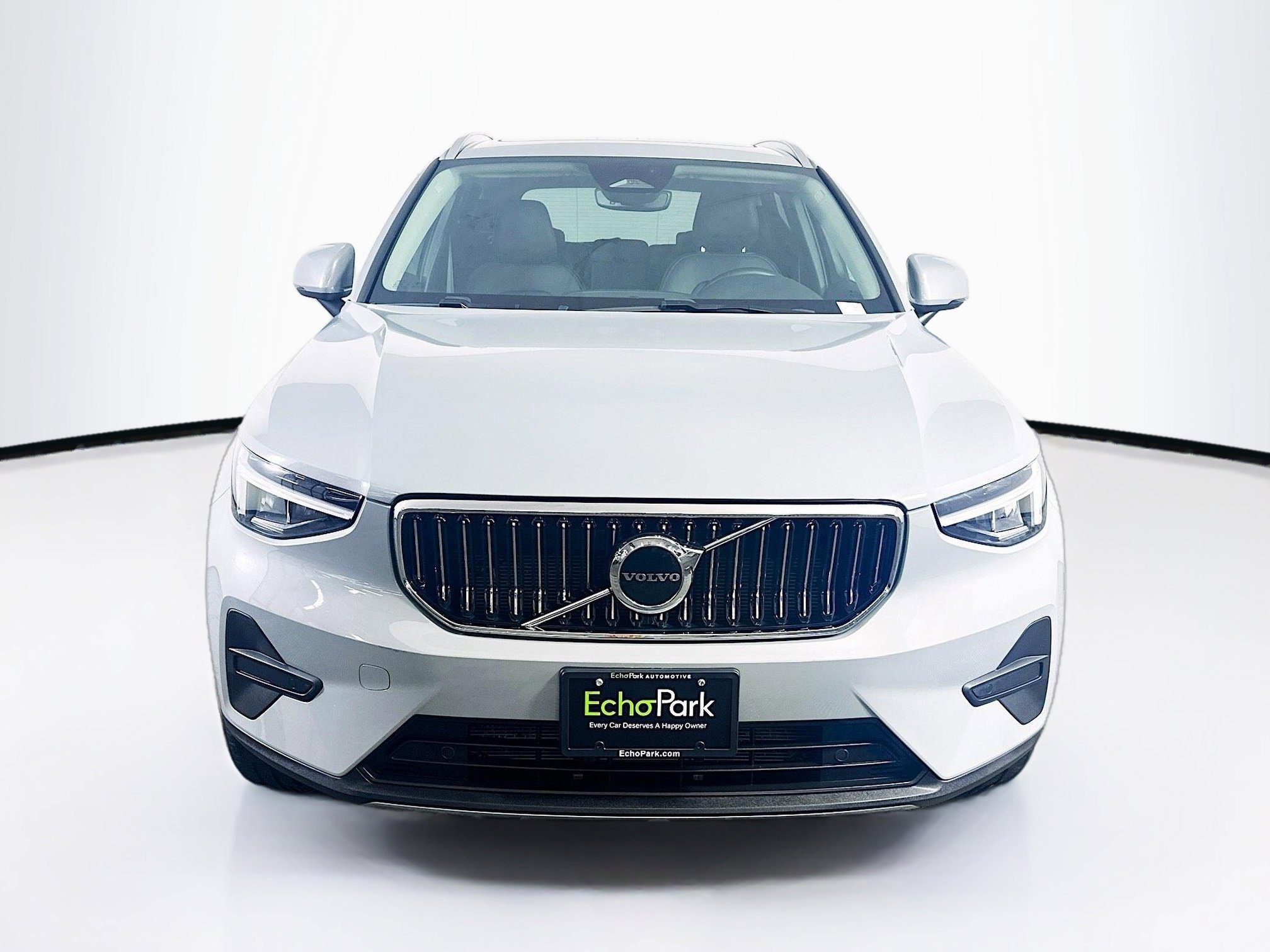 Used 2025 Volvo XC40 B5 Core AWD/4WD image 2