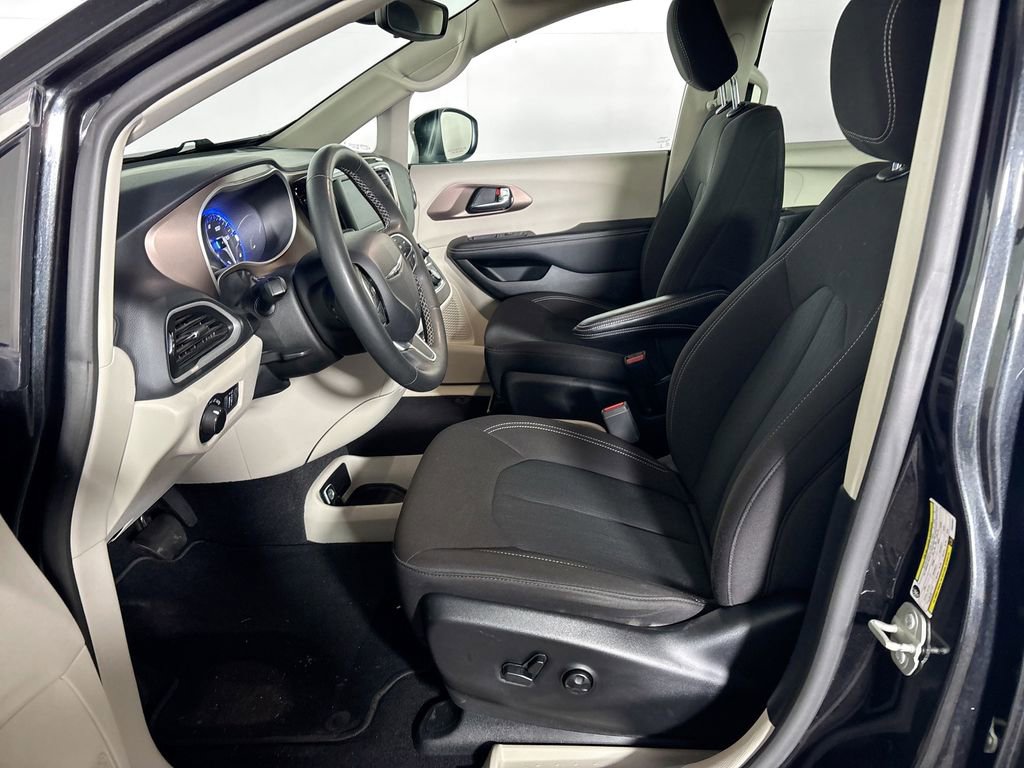 Used 2023 Chrysler Voyager LX FWD image 11