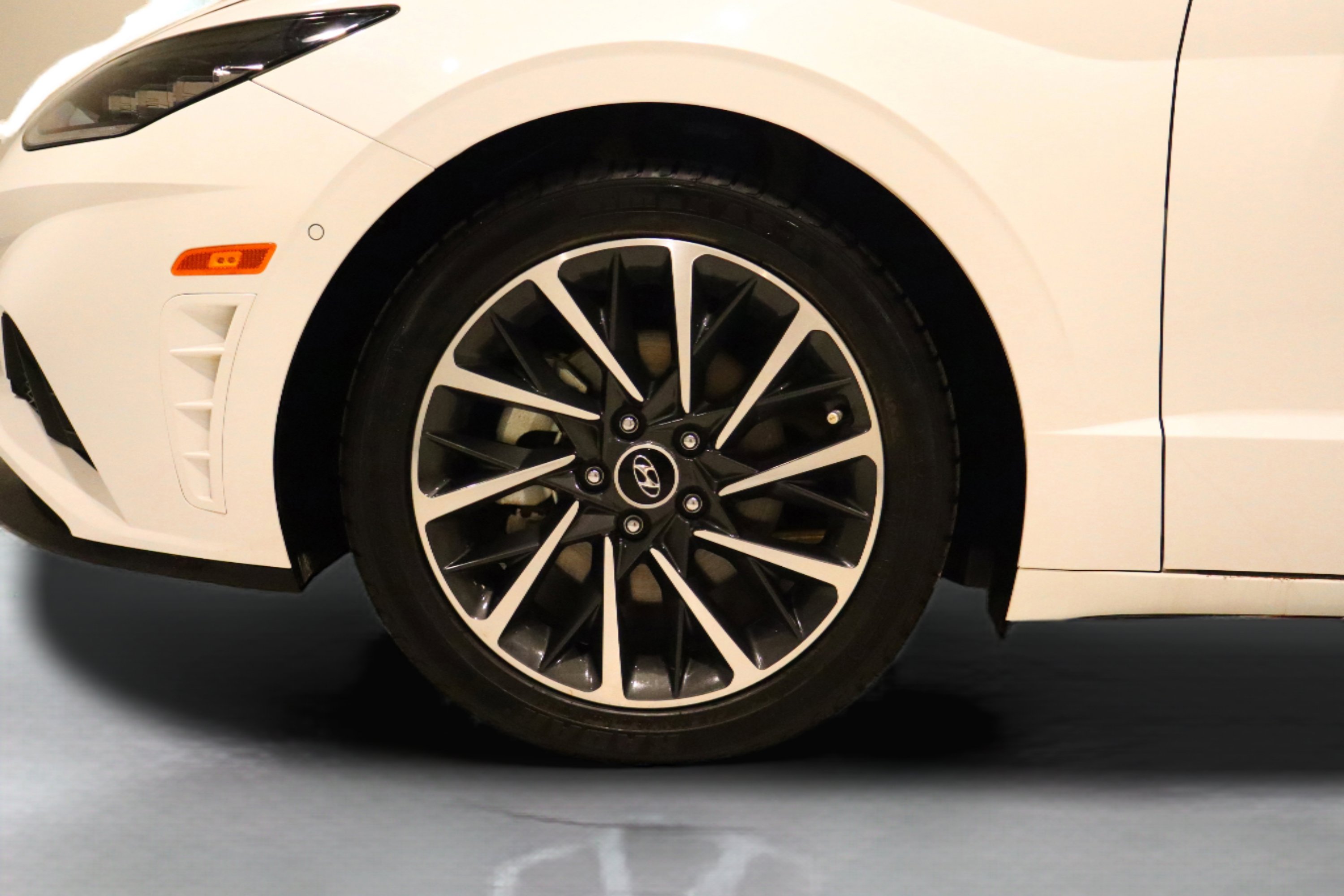 Used 2023 Hyundai Sonata Limited w/ Preferred Accessory Package image 7