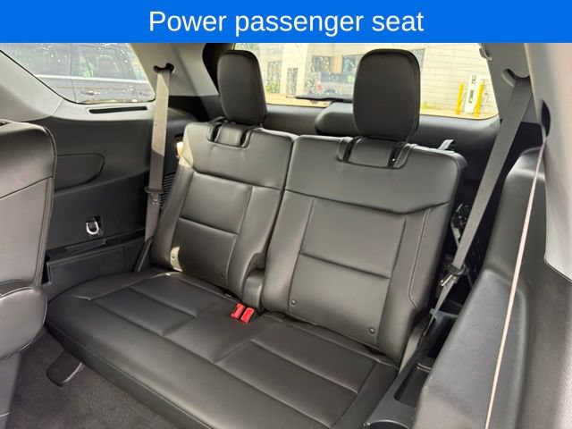 Used 2024 Ford Explorer XLT w/ Equipment Group 202A AWD/4WD image 19