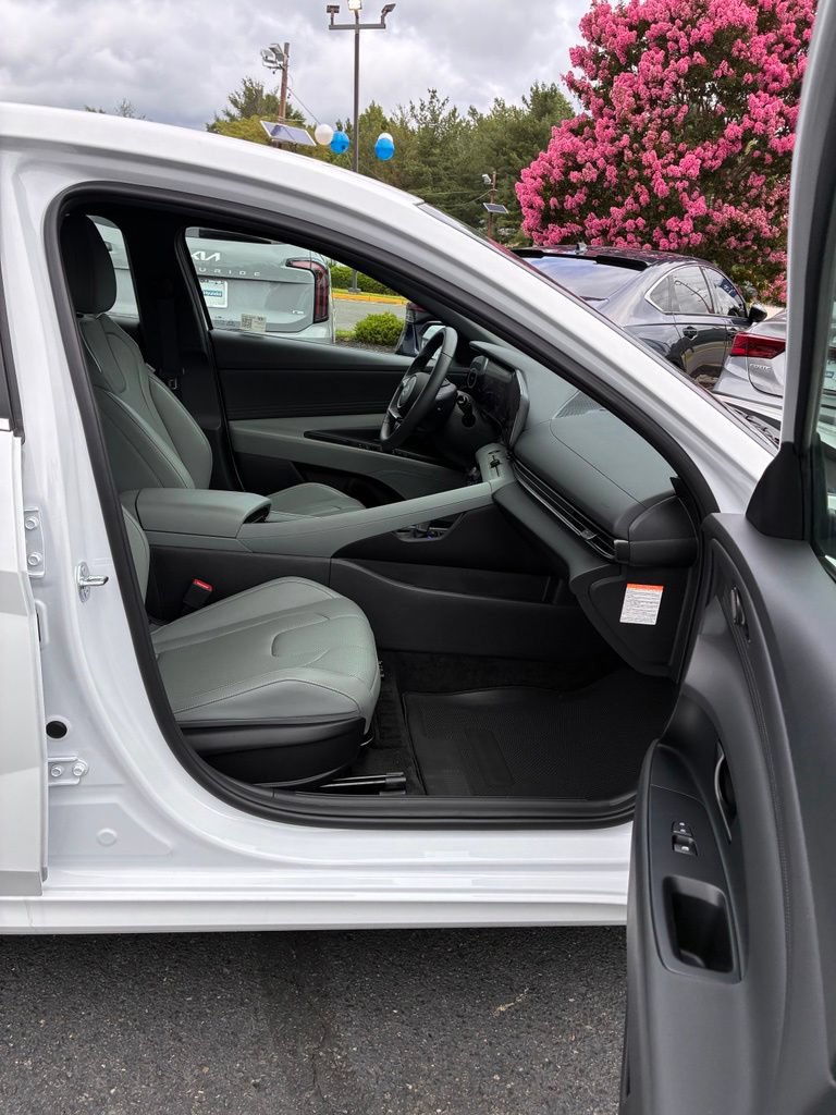 Used 2025 Hyundai Elantra Limited FWD image 18