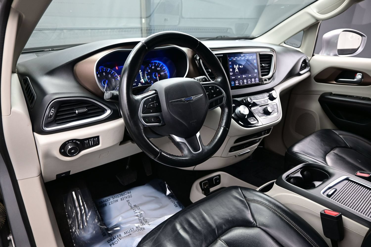 Used 2018 Chrysler Pacifica Touring-L Plus FWD image 12