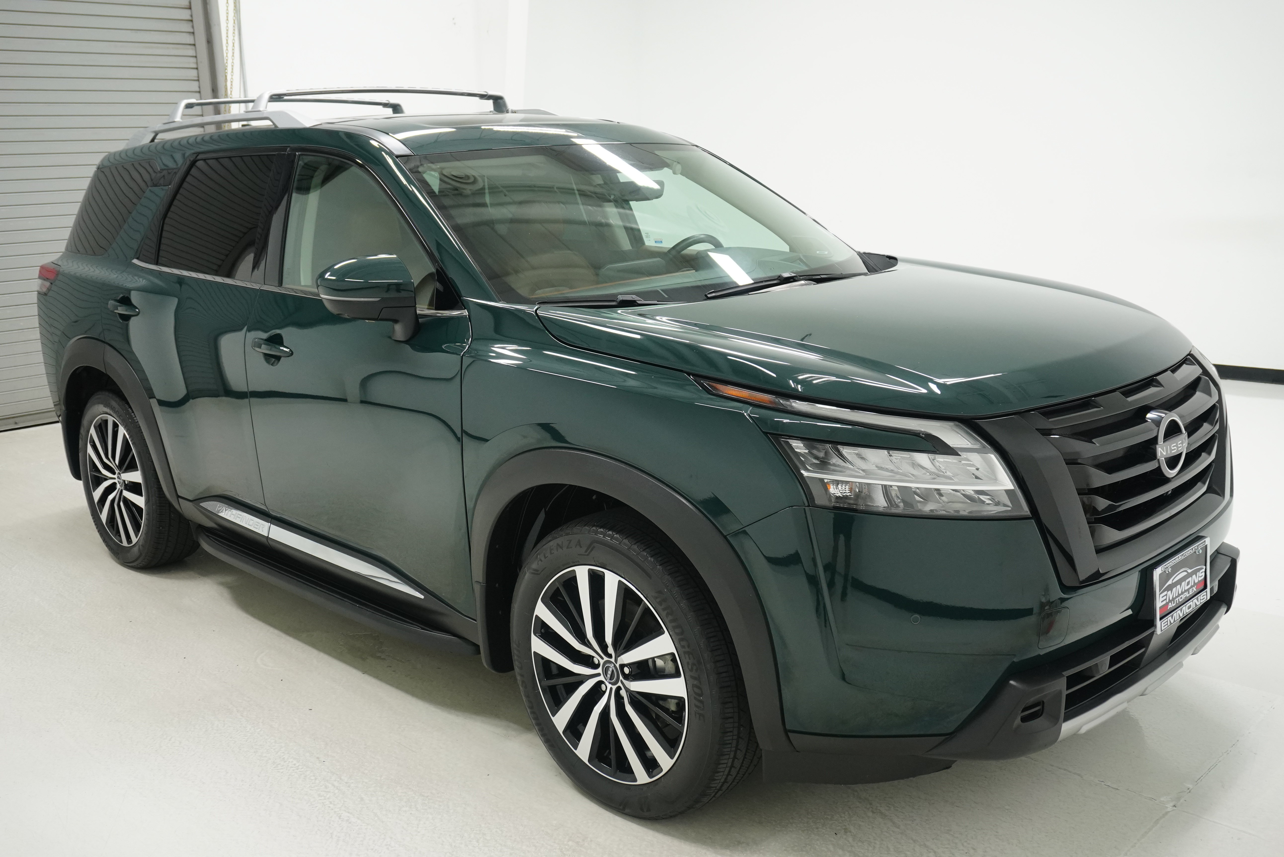 Used 2024 Nissan Pathfinder Platinum w/ Lighting Package (N93) FWD image 3