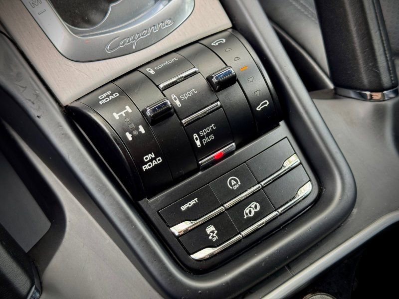 Used 2016 Porsche Cayenne GTS AWD/4WD image 19