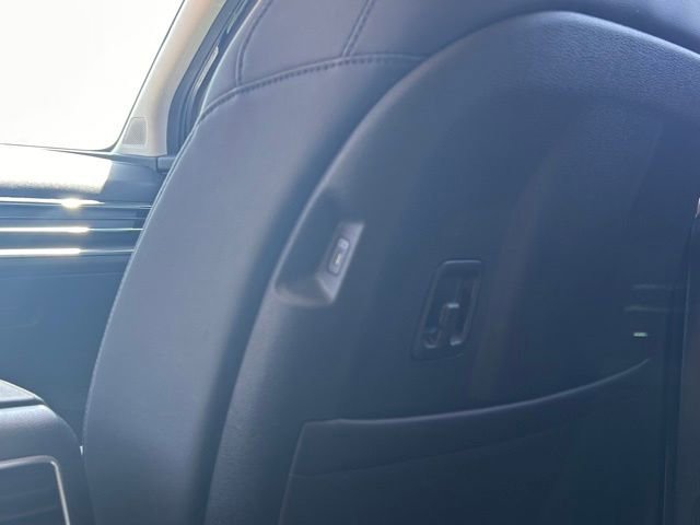 Used 2025 Kia Sportage SX image 45