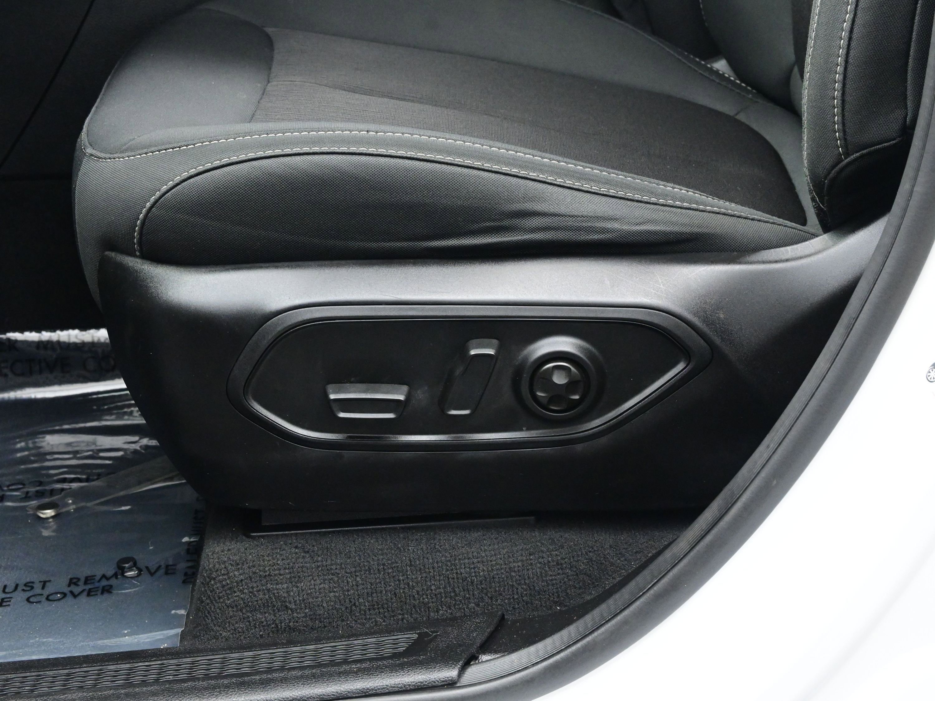 Used 2024 Jeep Grand Cherokee Laredo X image 11