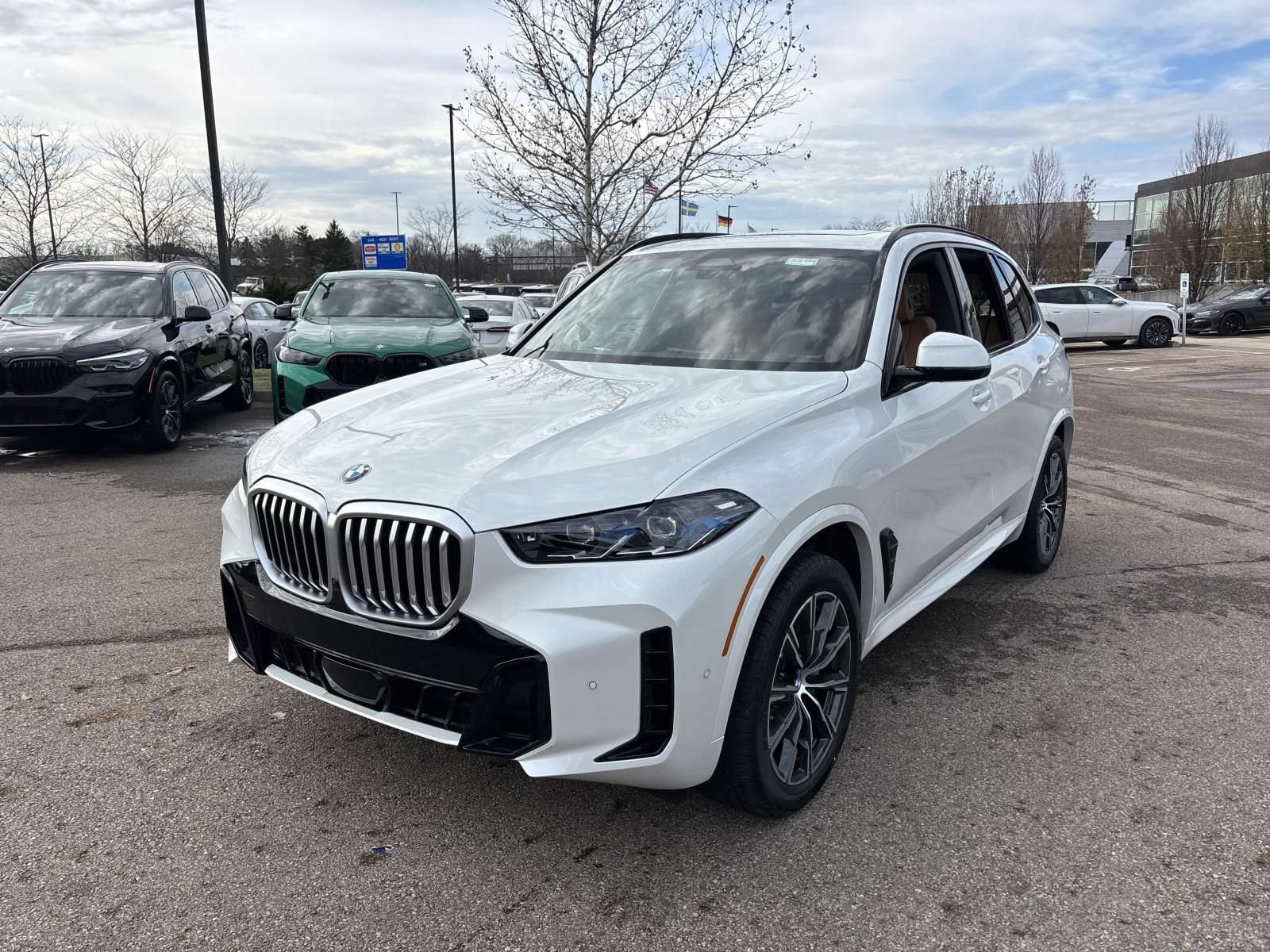 New 2026 BMW X5 xDrive40i w/ M Sport Package AWD/4WD image 3
