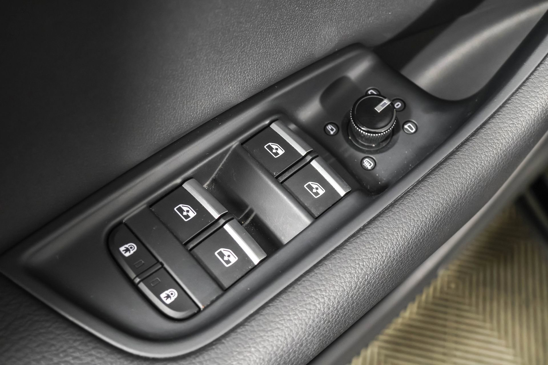 Used 2022 Audi Q8 Premium image 35