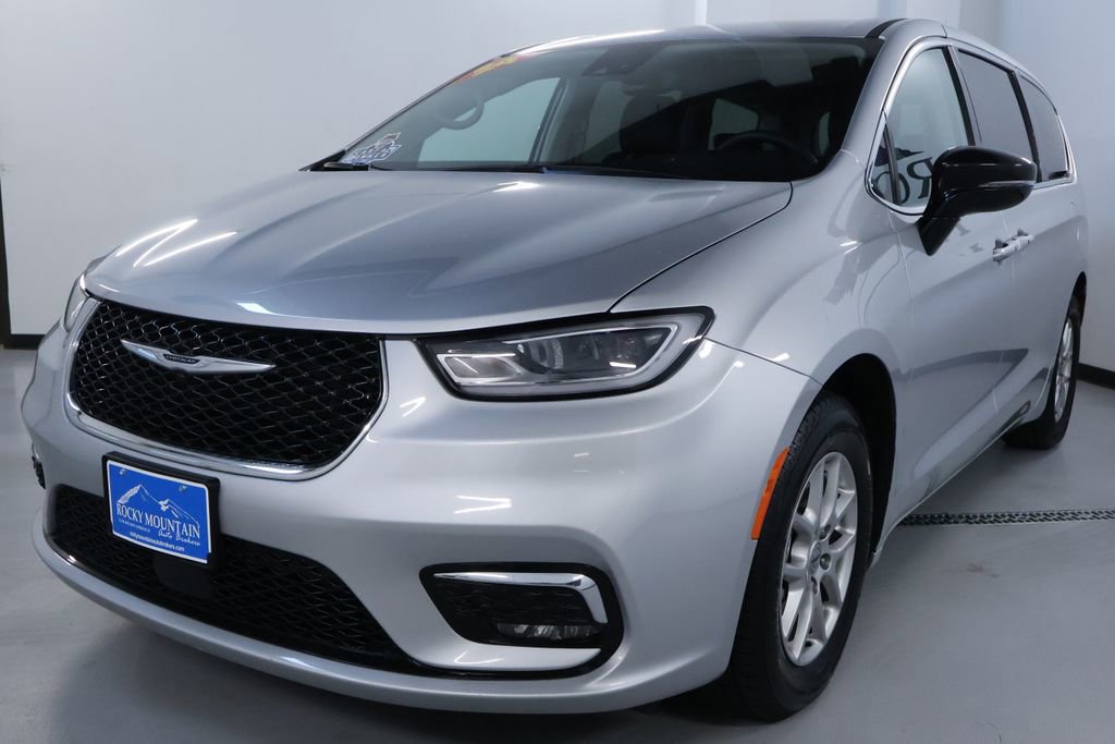 Used 2024 Chrysler Pacifica Touring-L image 3