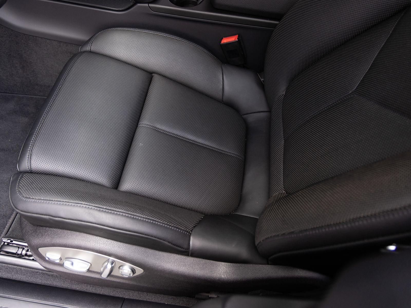 New 2025 Porsche Macan AWD/4WD image 22