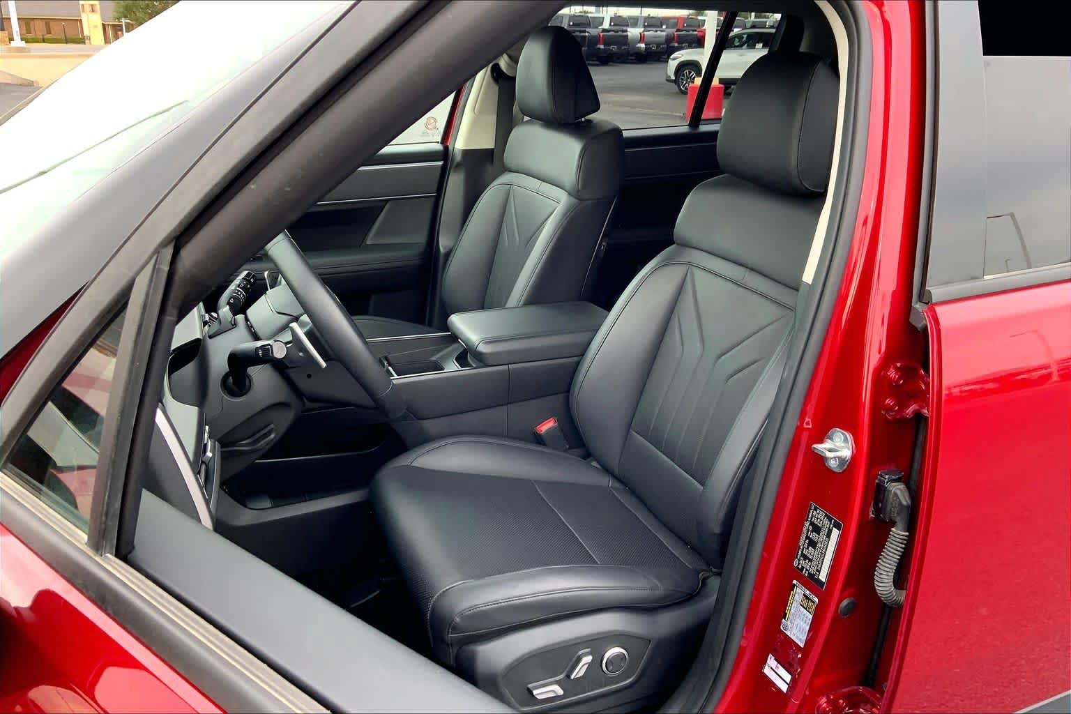 Used 2025 Hyundai Santa Fe SEL FWD image 8