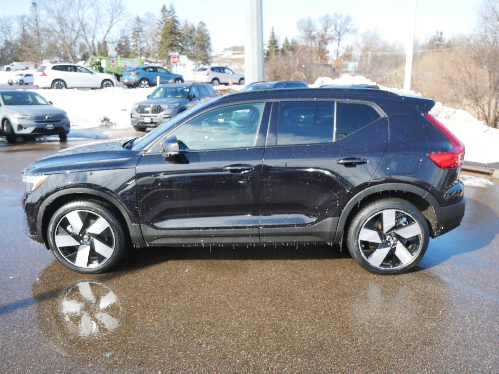 Certified 2023 Volvo XC40 Recharge Ultimate image 4