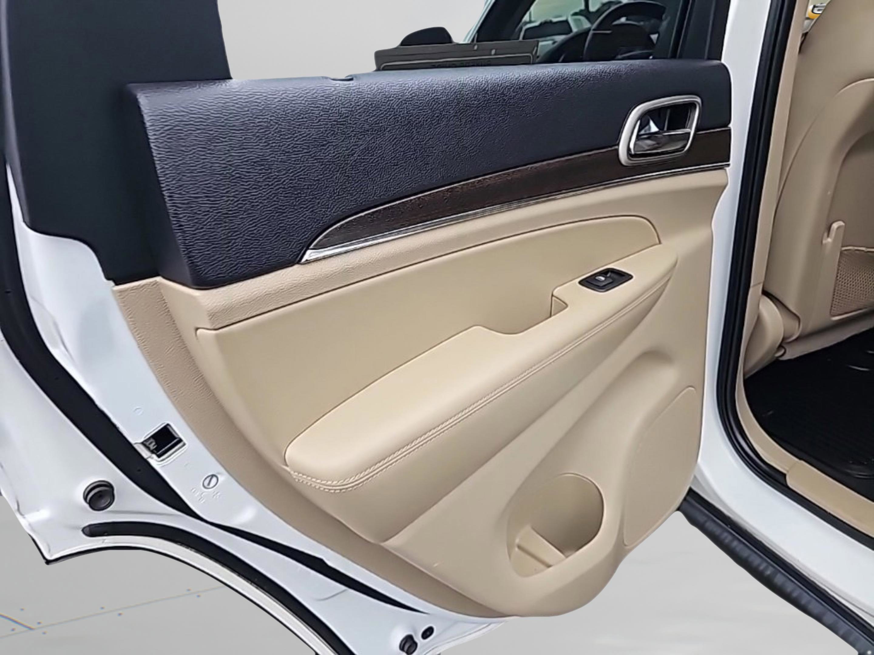 Used 2015 Jeep Grand Cherokee Limited image 30