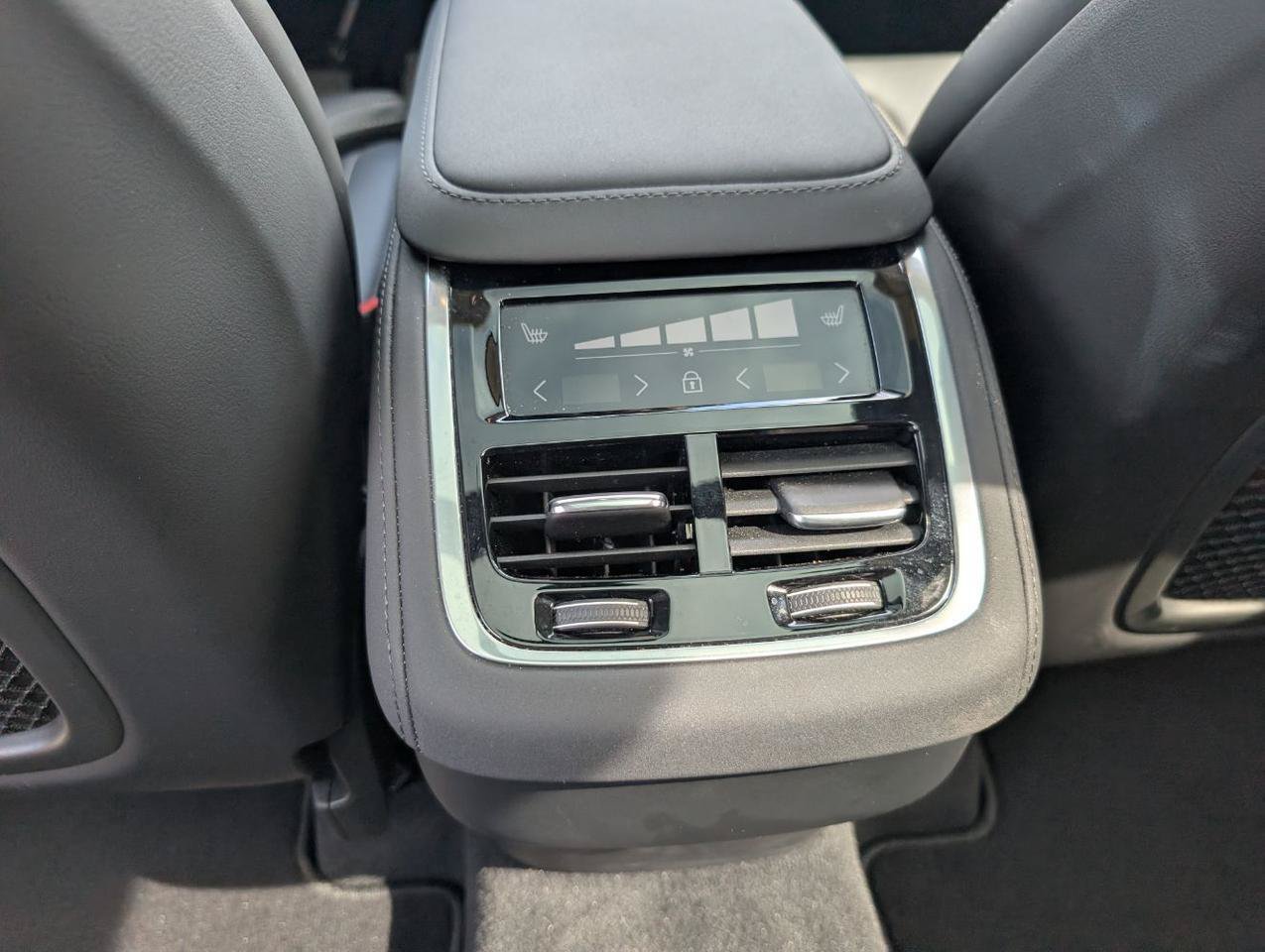 Used 2026 Volvo XC90 B6 Ultra AWD/4WD image 13