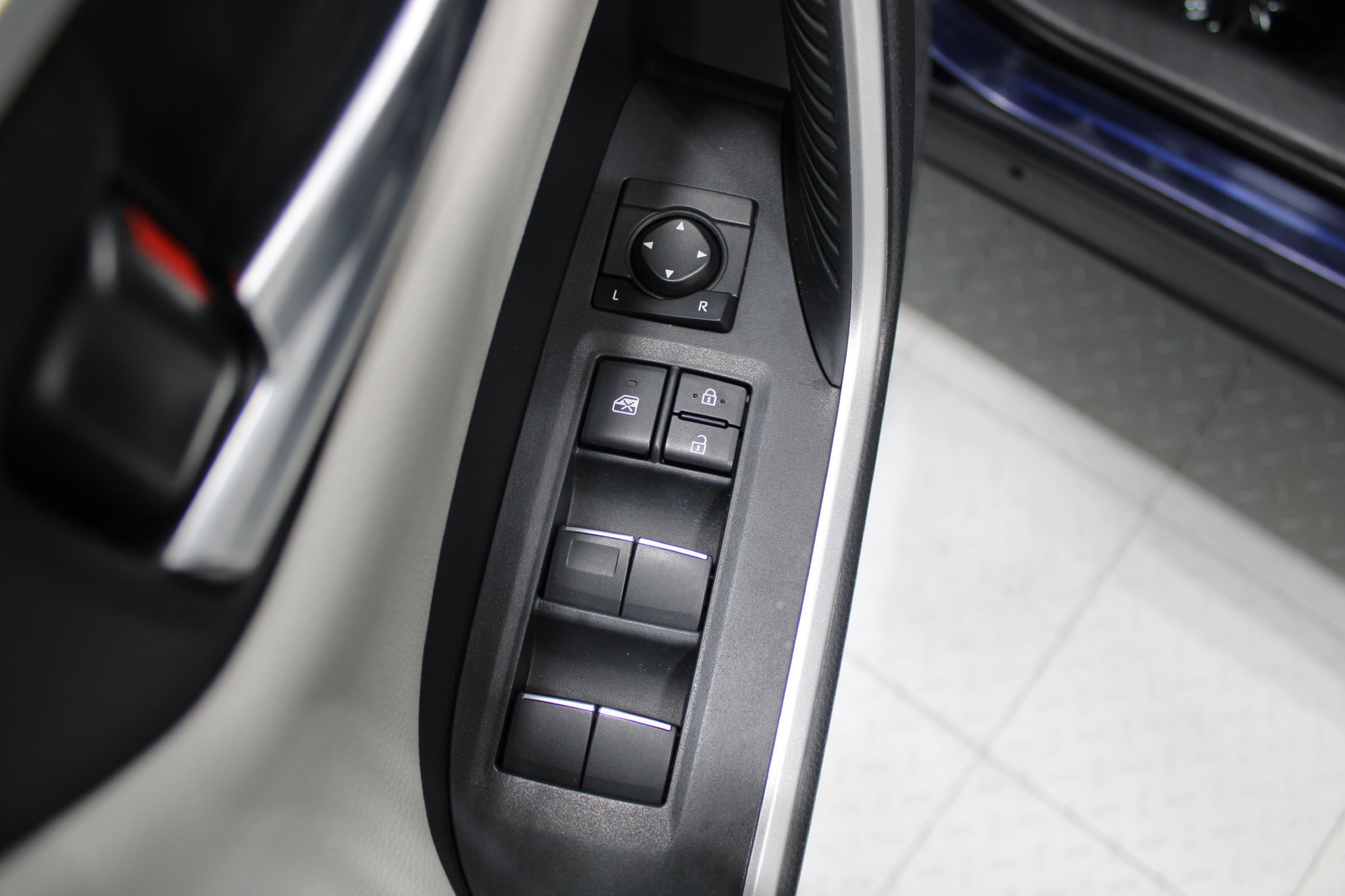 Used 2019 Toyota RAV4 Limited AWD/4WD image 43