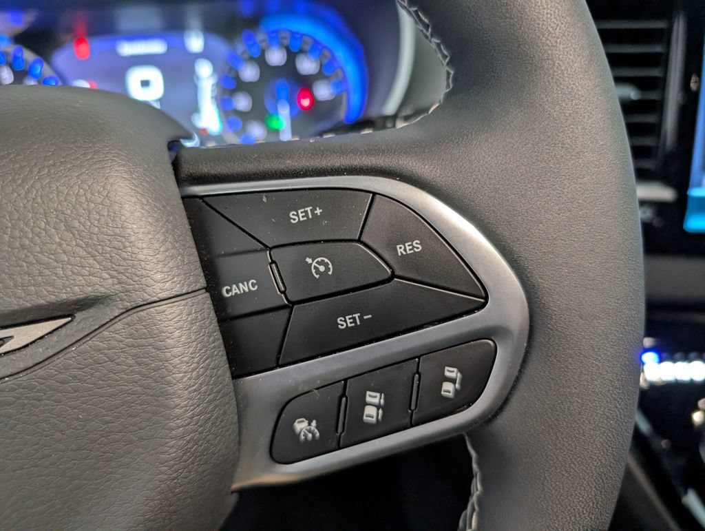 Used 2027 Chrysler Pacifica Select FWD image 18