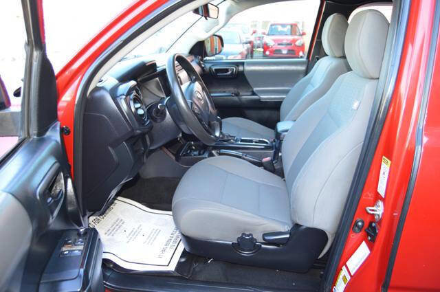 Used 2017 Toyota Tacoma 4x4 Access Cab image 36