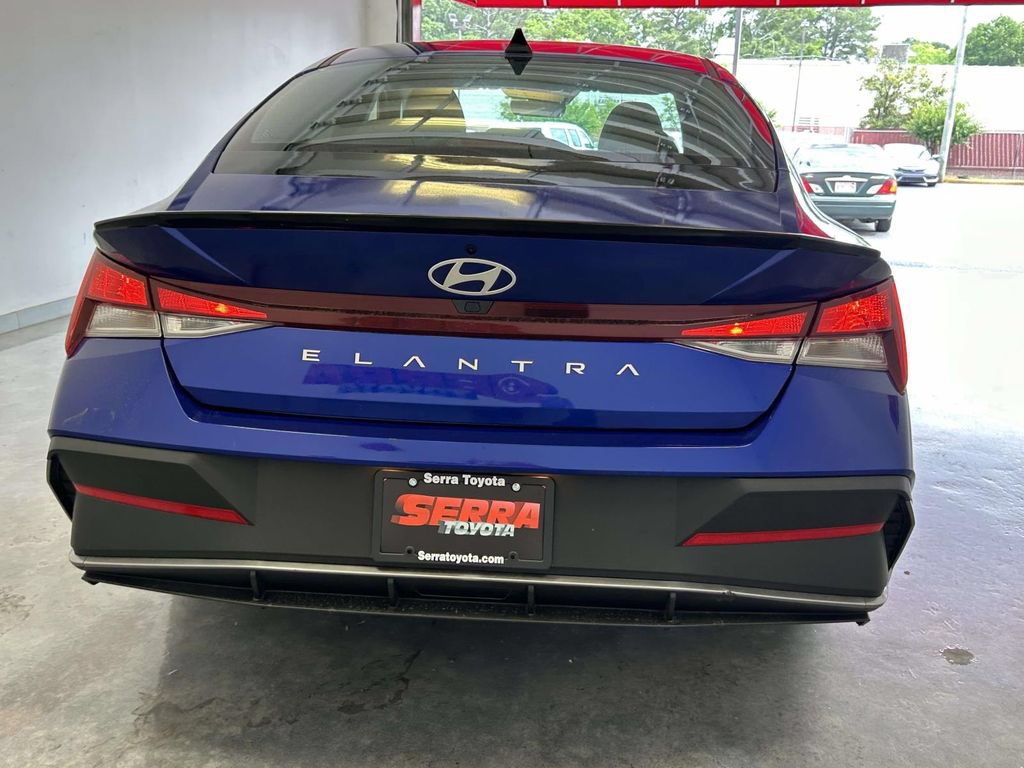 Used 2025 Hyundai Elantra Sport FWD image 4