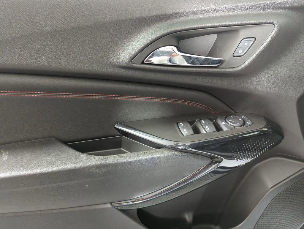 Used 2025 Chevrolet Trax RS w/ Driver Confidence Package image 9