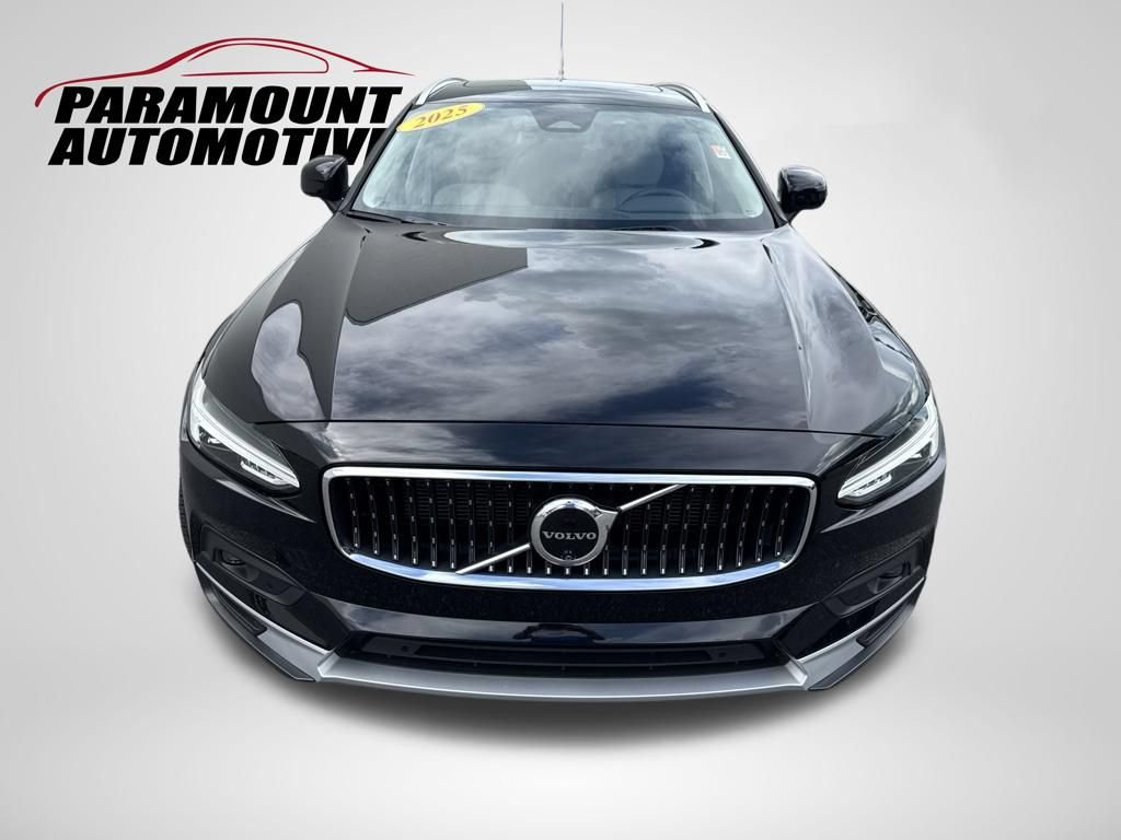 Used 2025 Volvo V90 B6 Cross Country Plus AWD/4WD image 2