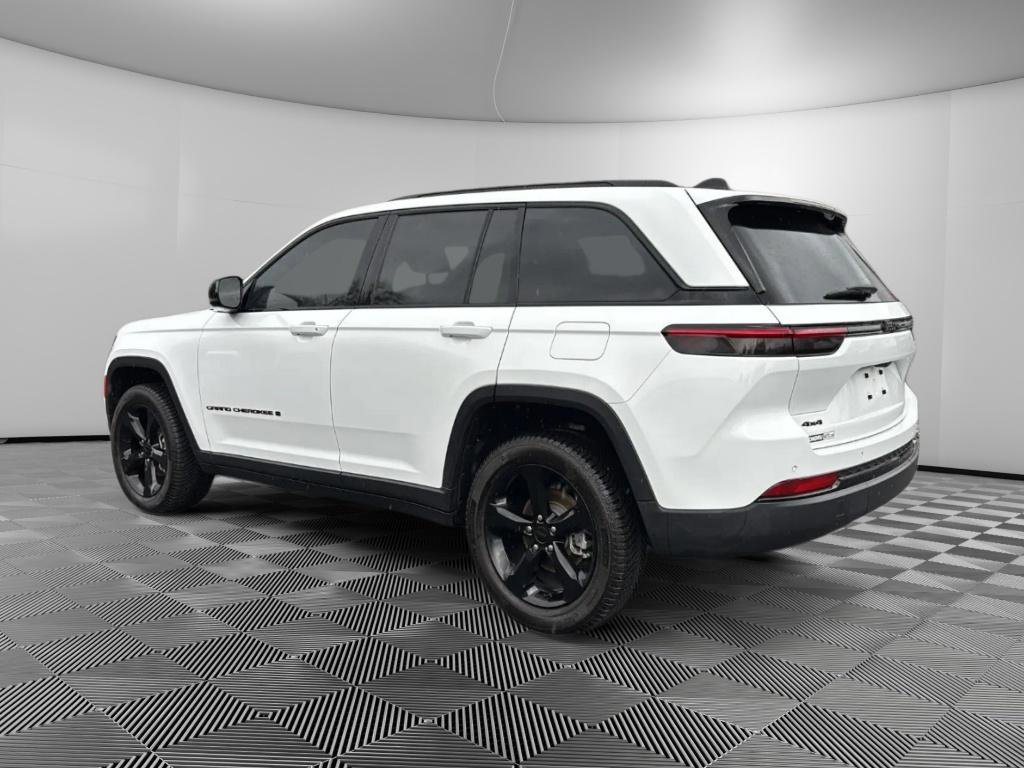 Used 2023 Jeep Grand Cherokee Altitude AWD/4WD image 3