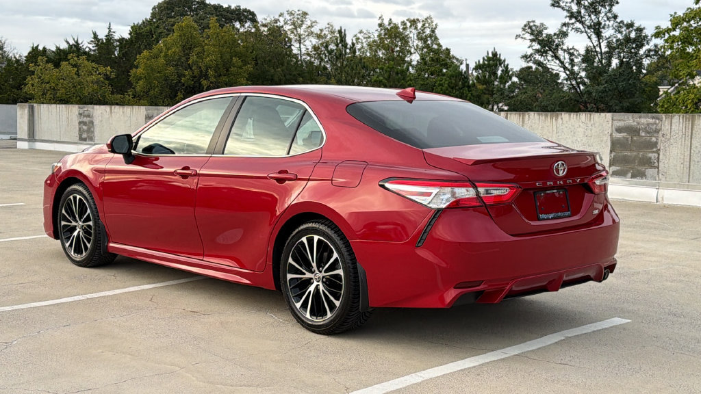 Used 2020 Toyota Camry SE FWD image 3