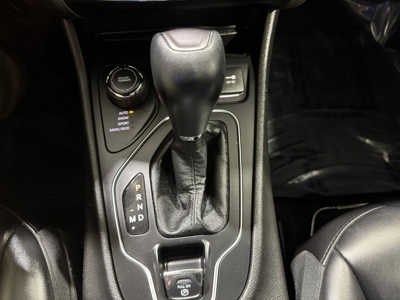 Used 2019 Jeep Cherokee Latitude Plus w/ Comfort/Convenience Group image 10