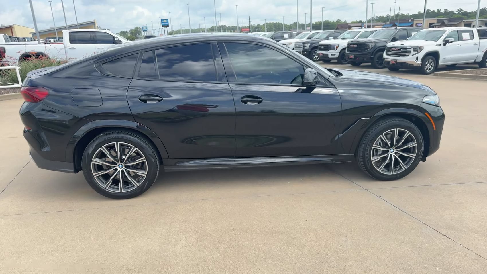 Used 2024 BMW X6 xDrive40i w/ Premium Package AWD/4WD image 2