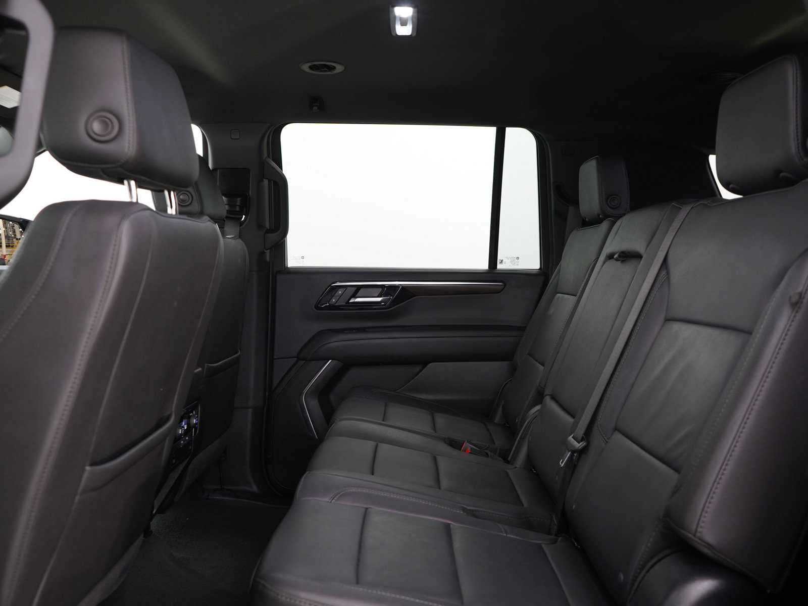 Used 2025 Chevrolet Suburban Z71 AWD/4WD image 18