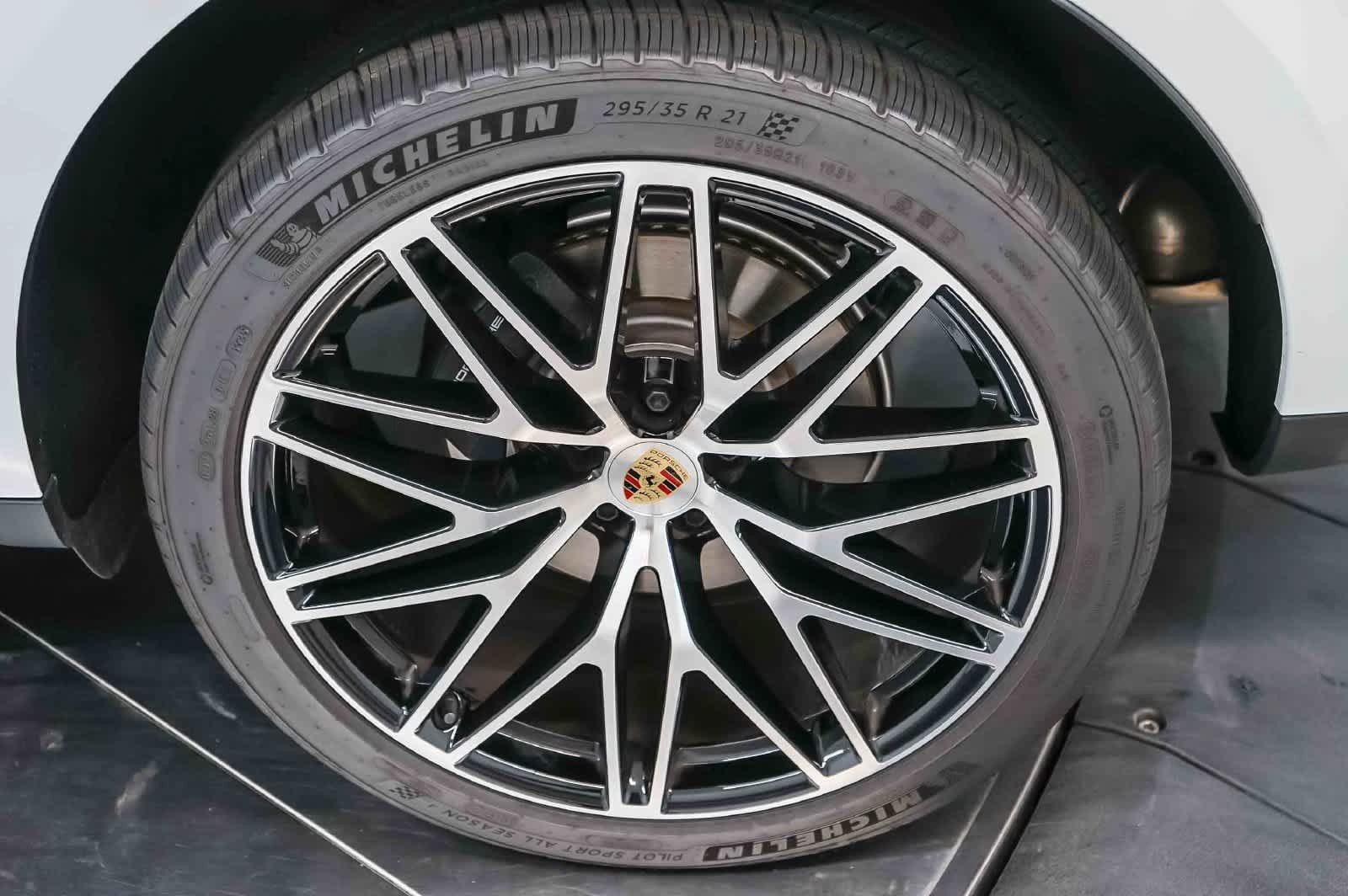 Certified 2026 Porsche Macan AWD/4WD image 13