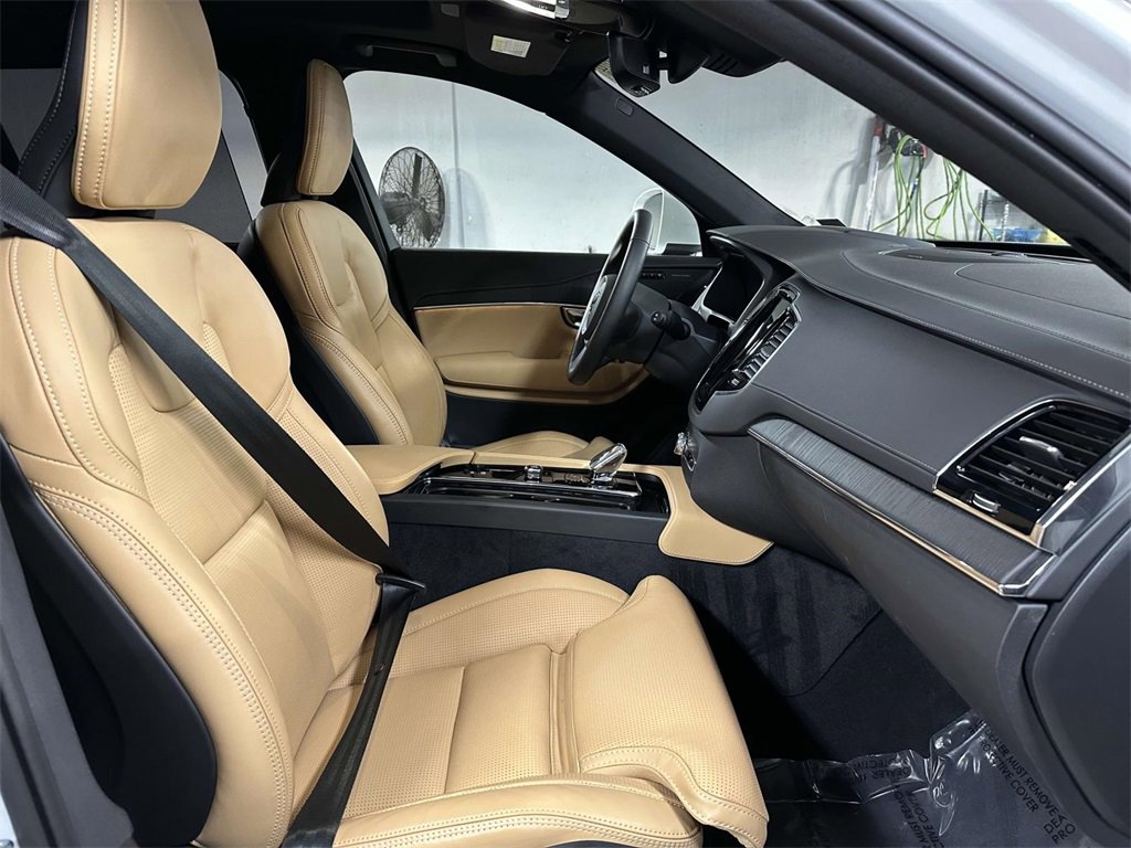 Used 2025 Volvo XC90 T8 Ultra w/ Protection Package Premier image 18