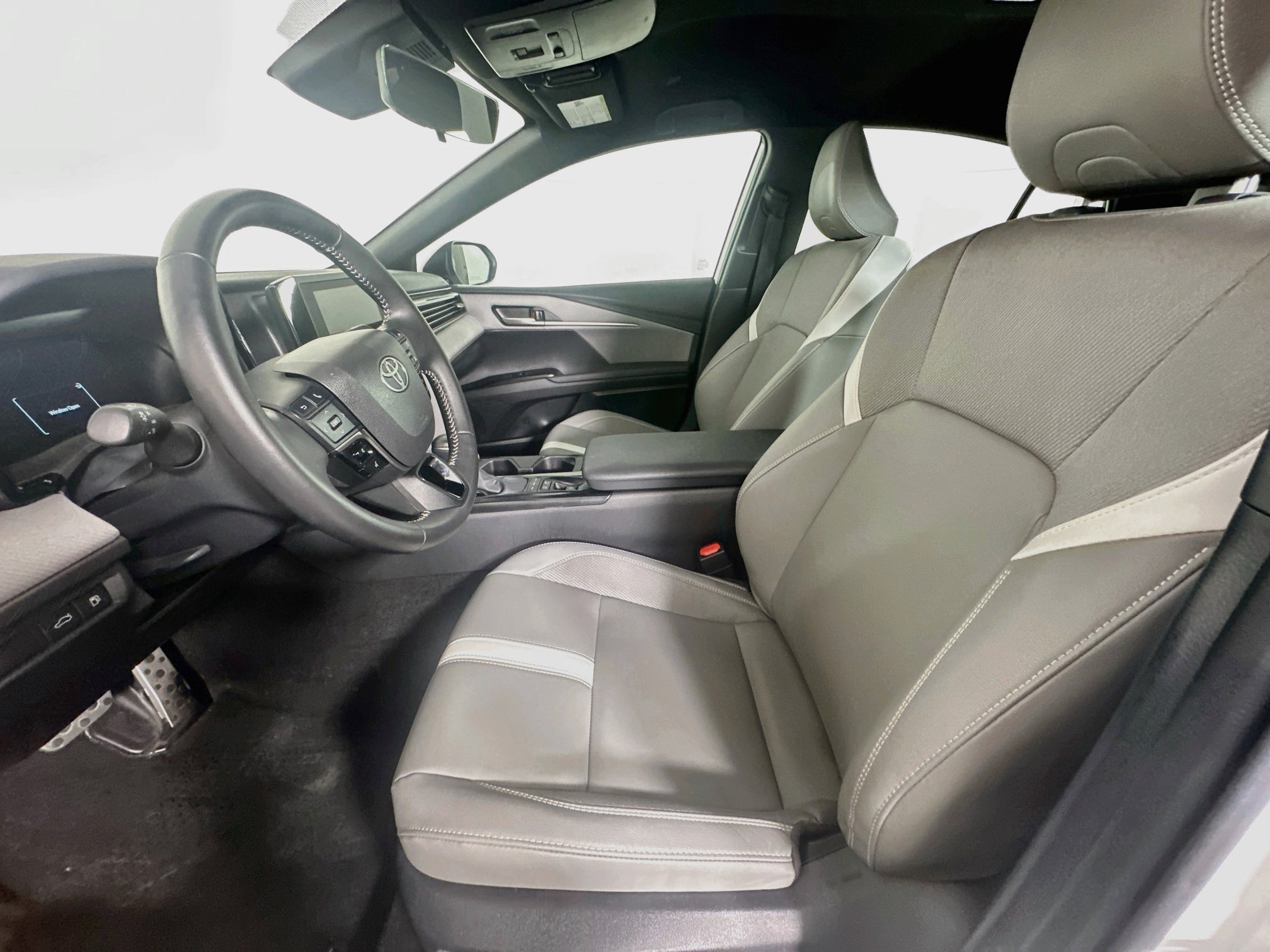 Used 2025 Toyota Camry SE FWD image 13