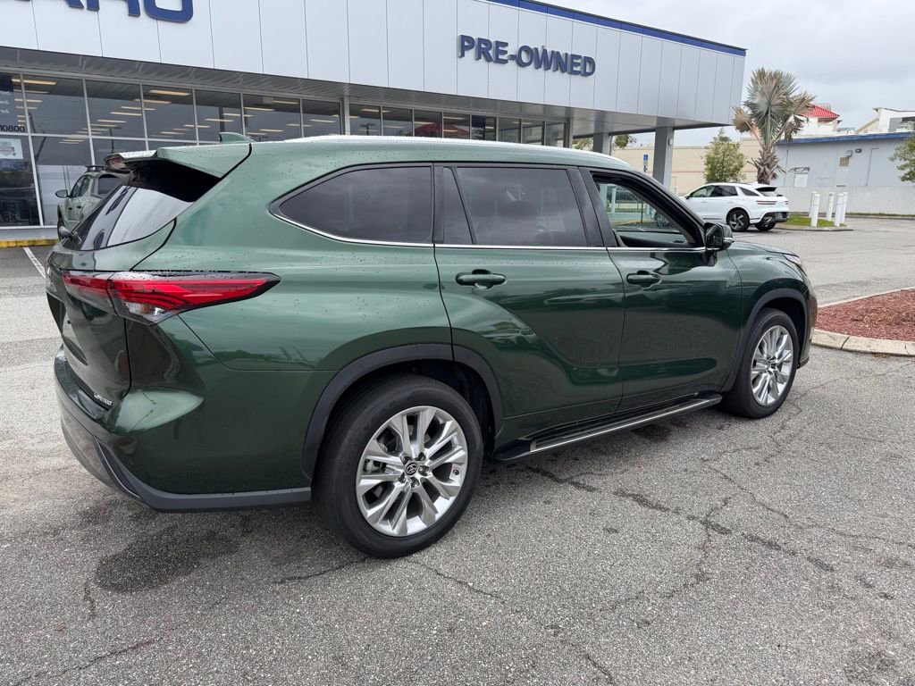 Used 2023 Toyota Highlander Limited FWD image 3