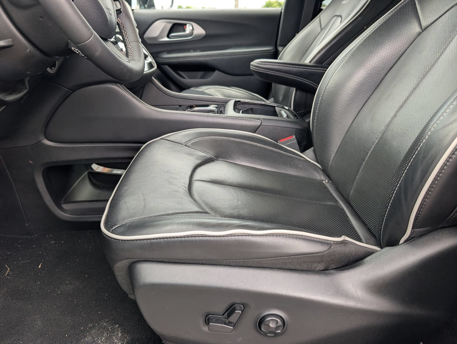 Used 2025 Chrysler Pacifica Limited FWD image 6