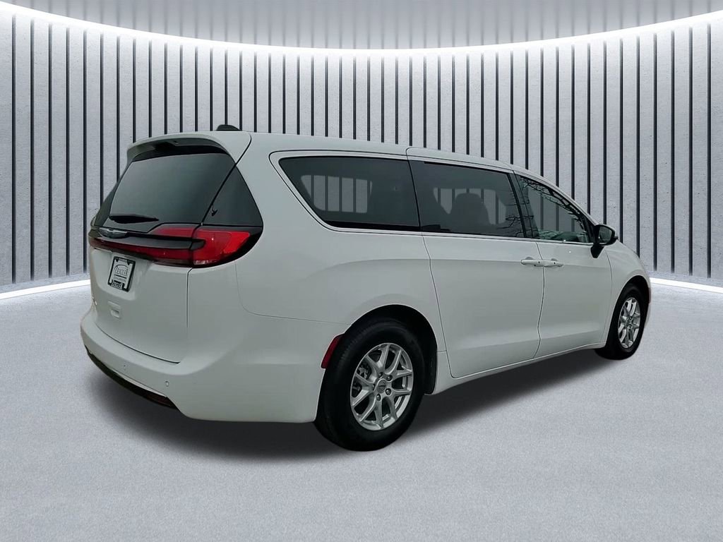 Used 2023 Chrysler Pacifica Touring-L image 6
