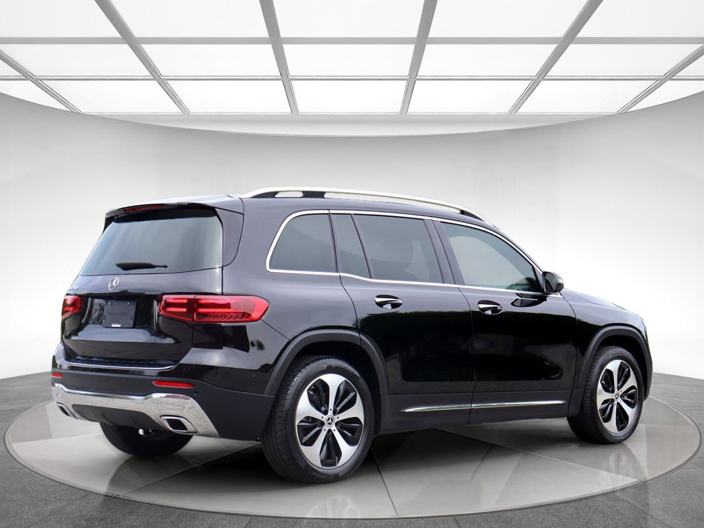 Used 2024 Mercedes-Benz GLB 250 w/ Driver Assistance Package image 8