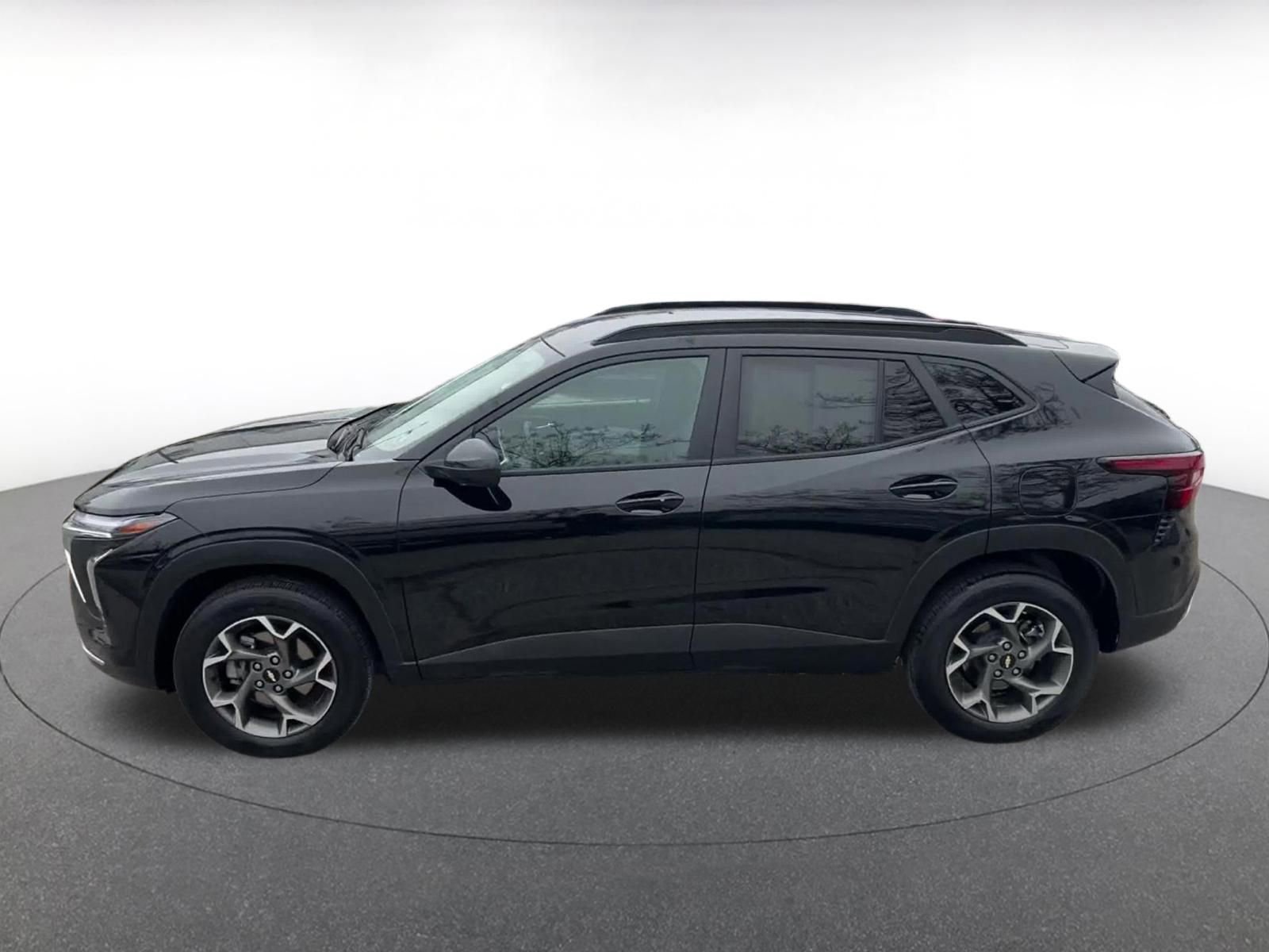 Used 2025 Chevrolet Trax LT w/ LT Convenience Package image 9