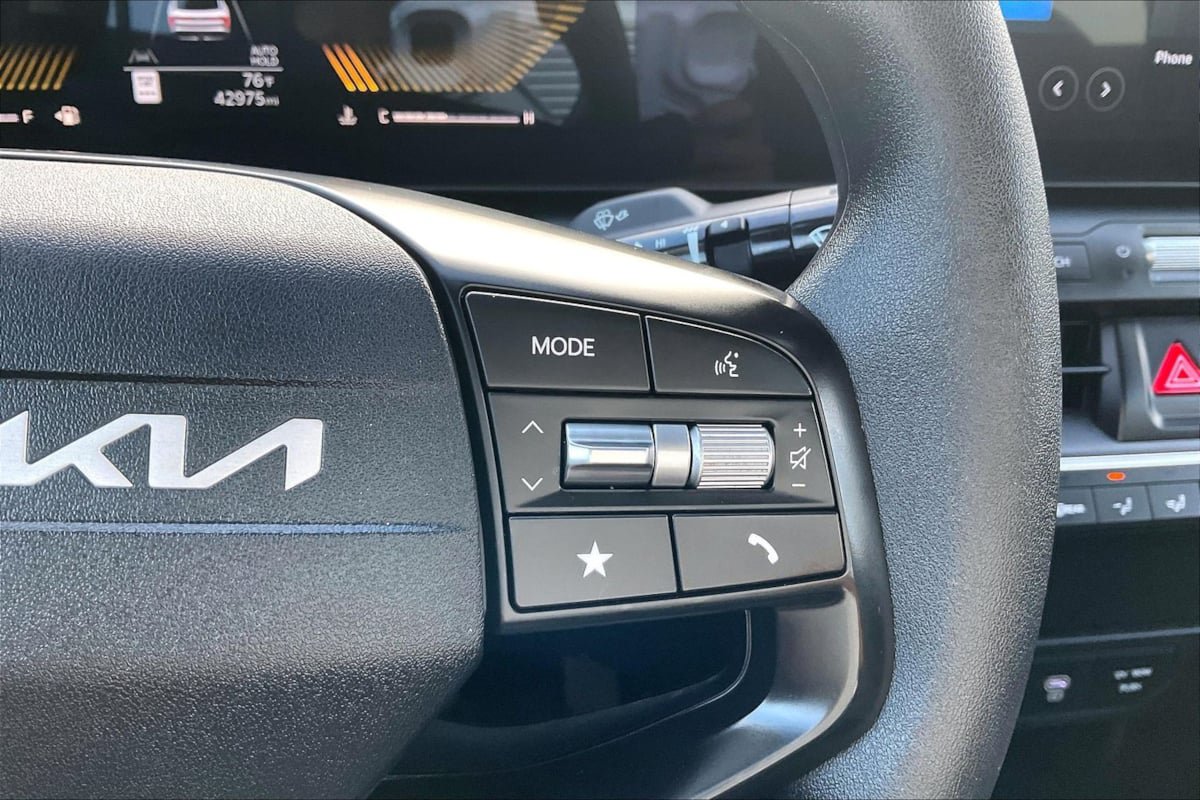 Used 2025 Kia K4 FWD image 16