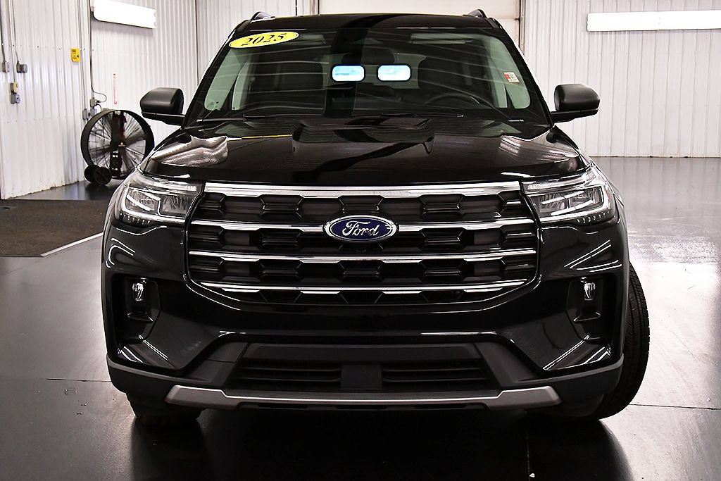 Used 2025 Ford Explorer Active w/ Active Comfort Package AWD/4WD image 2