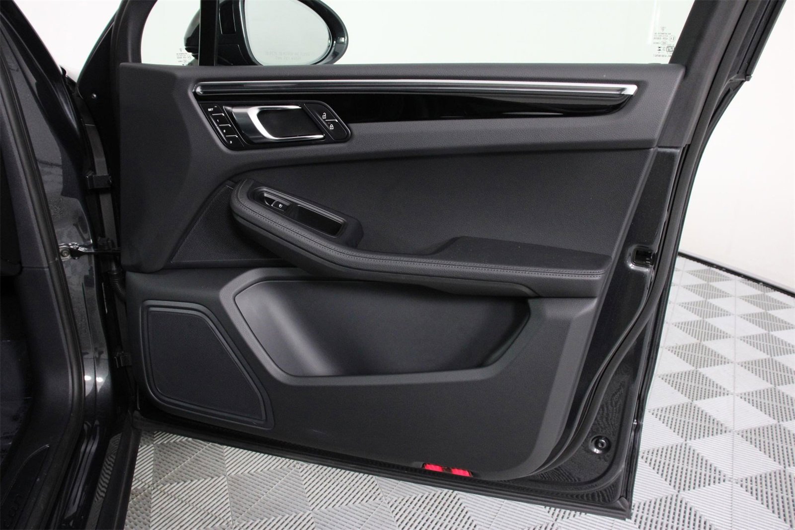 Used 2025 Porsche Macan image 23