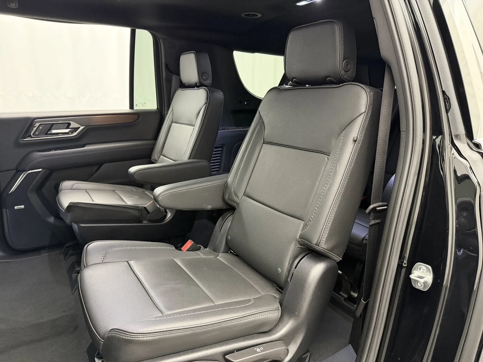 Used 2025 GMC Yukon XL Denali AWD/4WD image 37