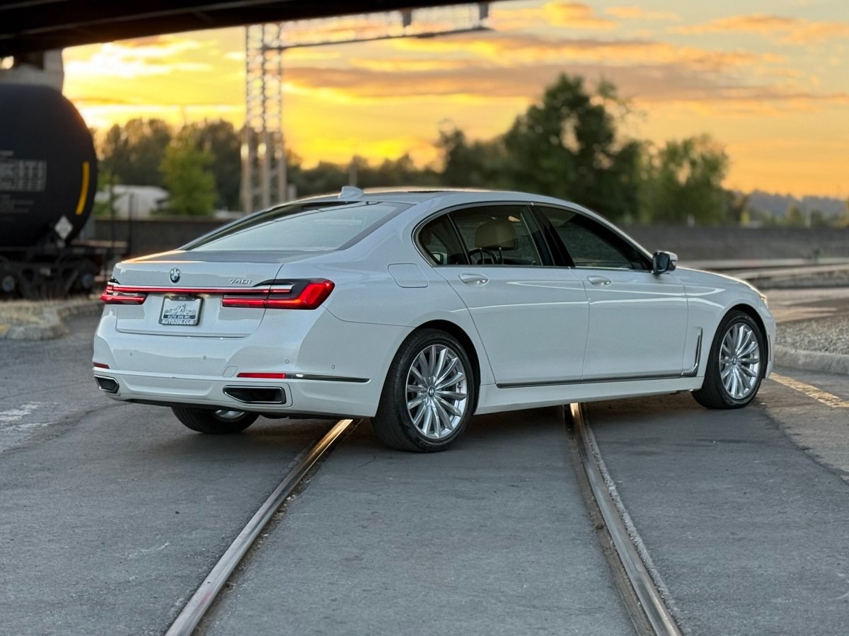 Used 2022 BMW 740i RWD image 3