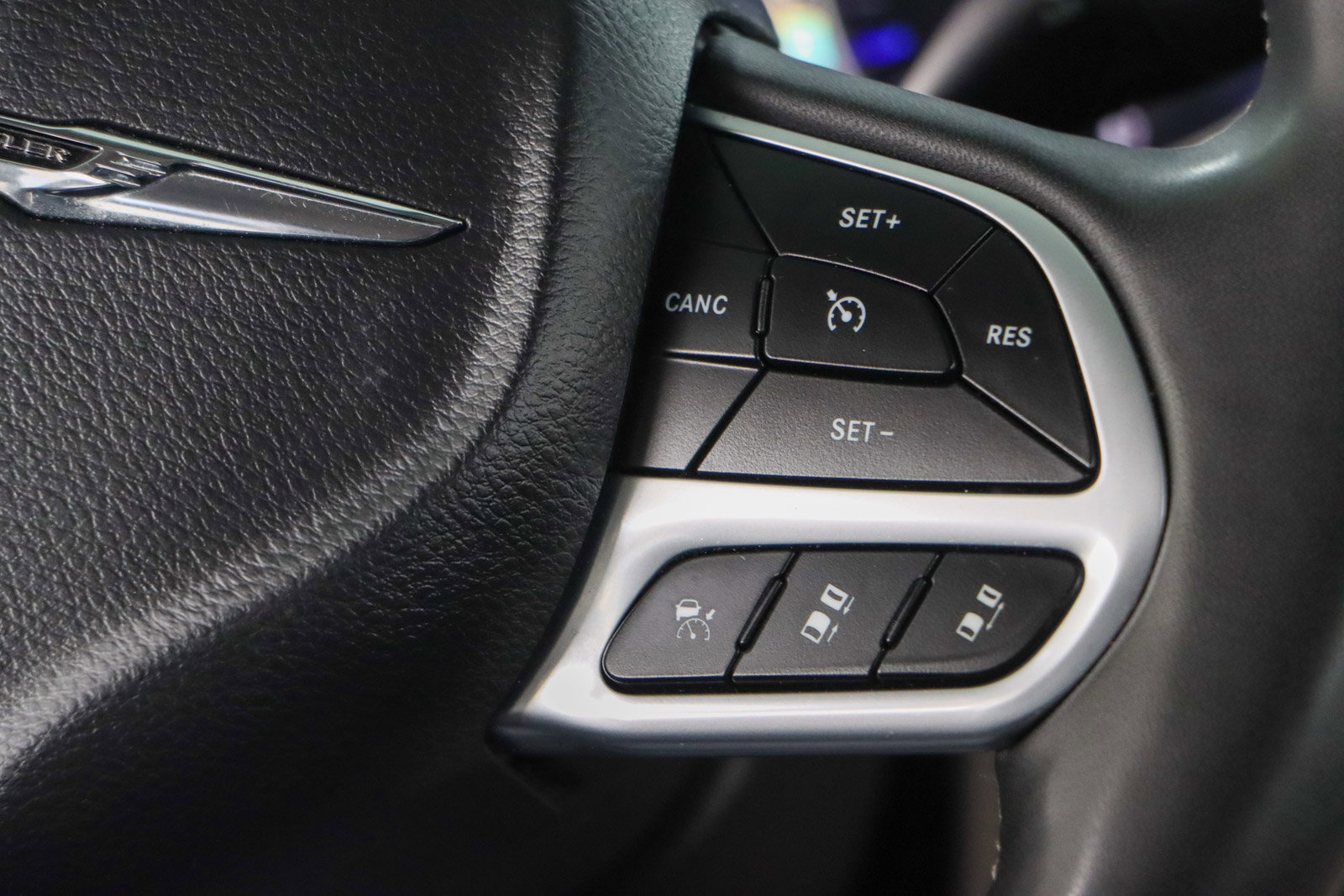 Used 2023 Chrysler Pacifica Touring-L image 14